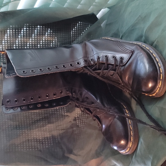 Dr. Martens Shoes - Tall docs vtg